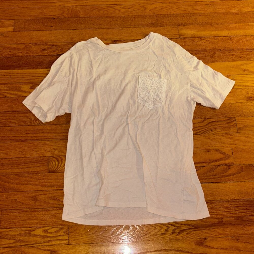 American Eagle Cream T-Shirt with Lace Front Pocket; Size: Medium